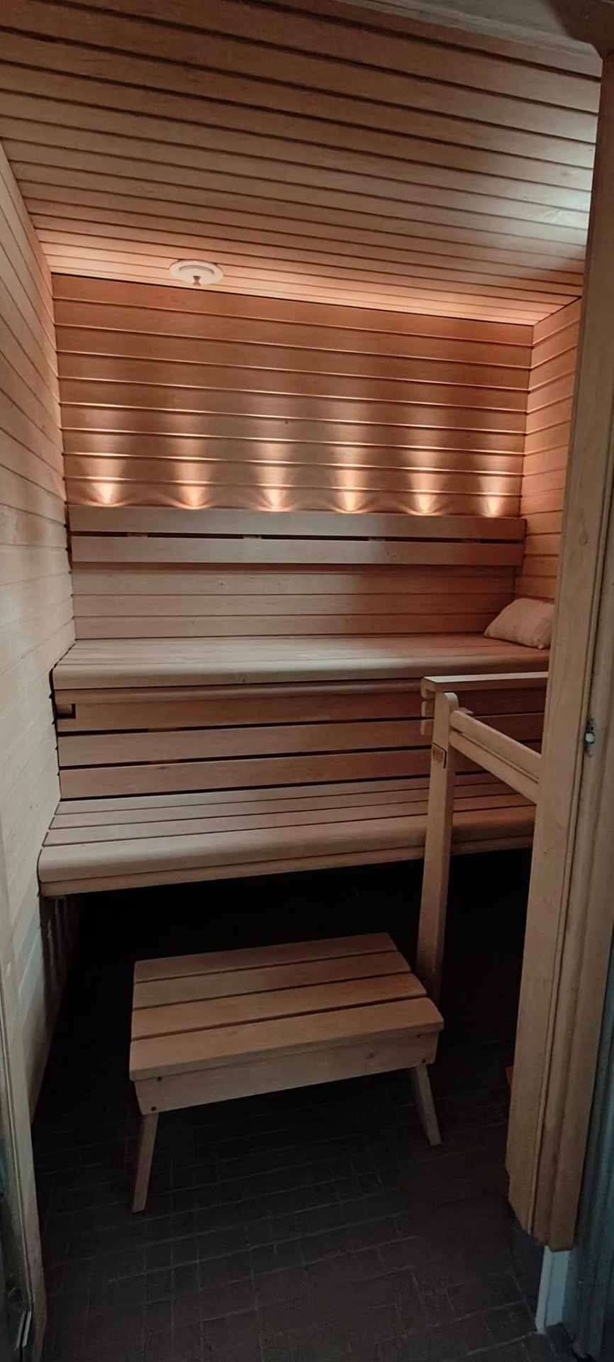 Puulla paneloitu sauna ja viimeistellyt lauteet.